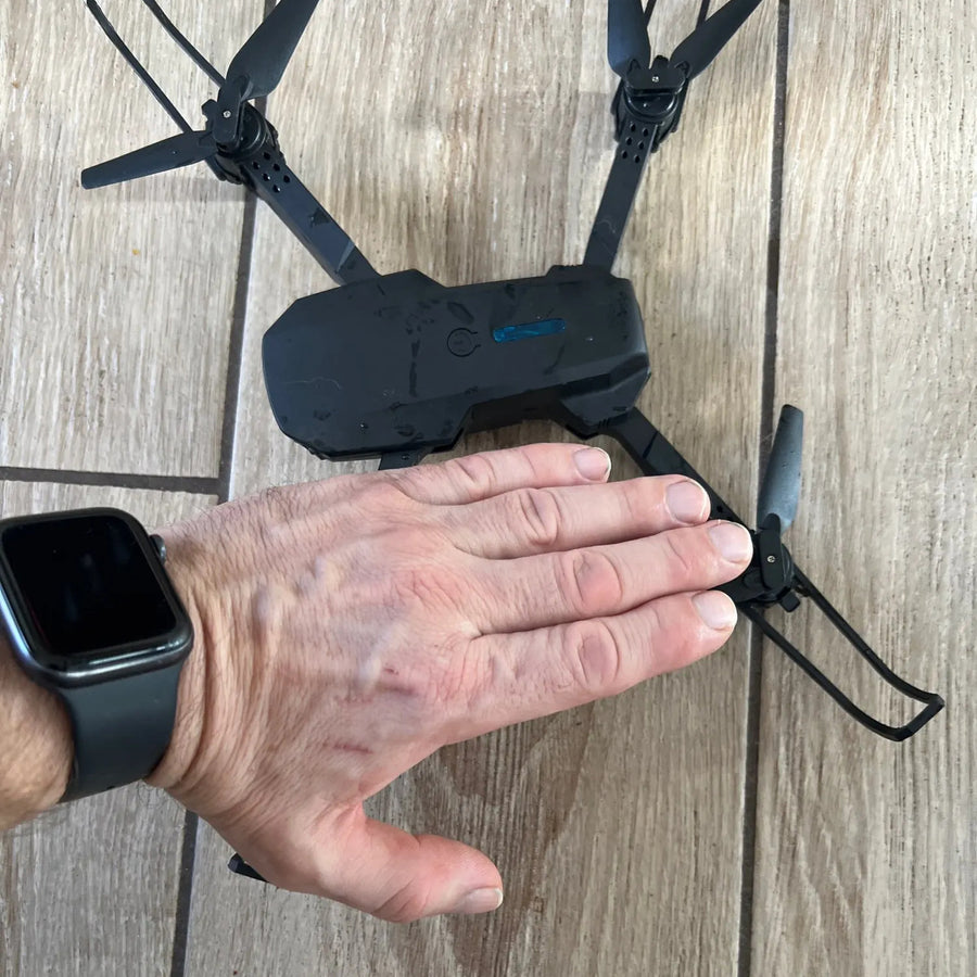 Größenvergleich neben einer Hand