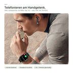 Mann telefoniert mit Ohrhörer, die flynk W4 Buds zeigt den Anruf am Handgelenk